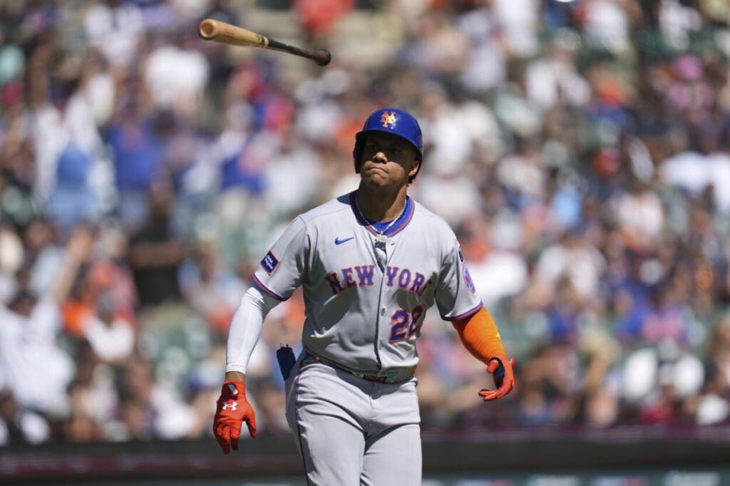 Juan Soto, de los Mets de Nueva York, lanza su bate tras conectar un grand slam contra los Tigres de Detroit en la cuarta entrada durante un partido de béisbol el lunes 1 de septiembre de 2025 en Detroit. (Foto AP/Paul Sancya)
