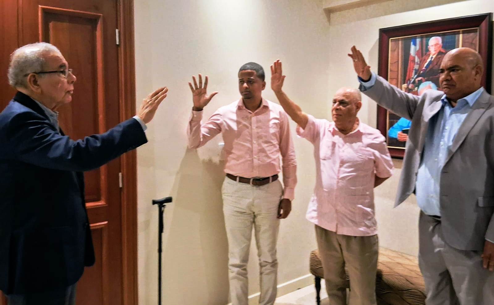Tres dirigentes del PRM en Las Guáranas retornan al PLD y son juramentados por Danilo Medina