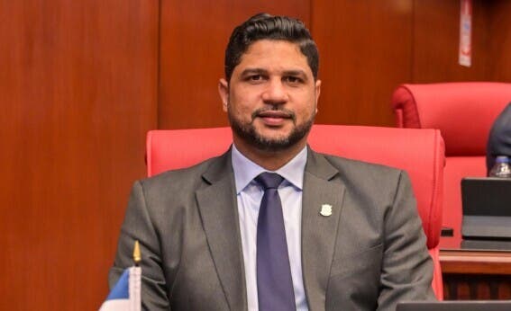 Gustavo Lara critica a legisladores que rechazan proyectos sin debatirlos