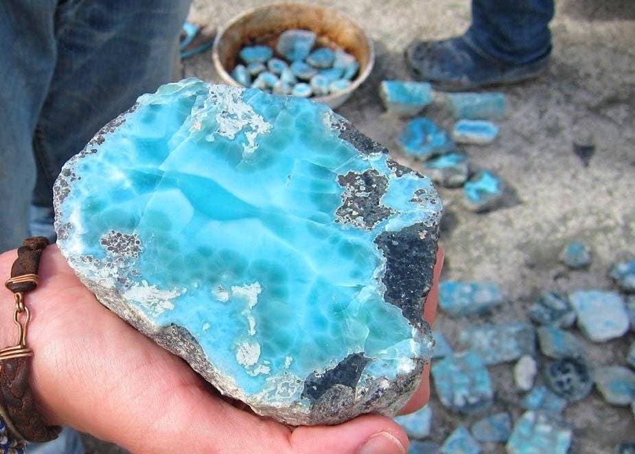 Más de 700 mineros trabajan en la única mina de larimar del mundo ubicada en Barahona
