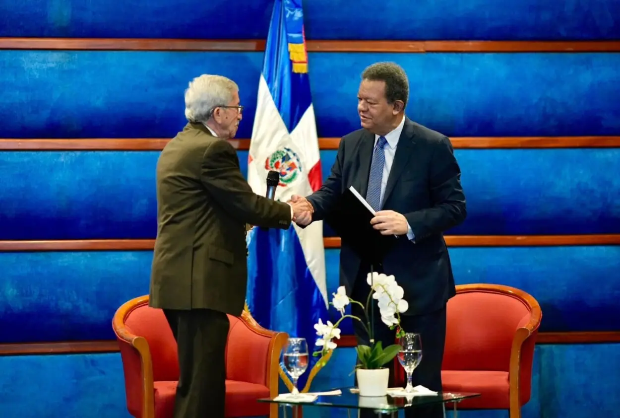 Leonel Fernández recibe informe del CES sobre crisis haitiana y democracia