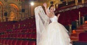Miss Mundo Dominicana Mayra Delgado deslumbra en NYFW con vestido de novia