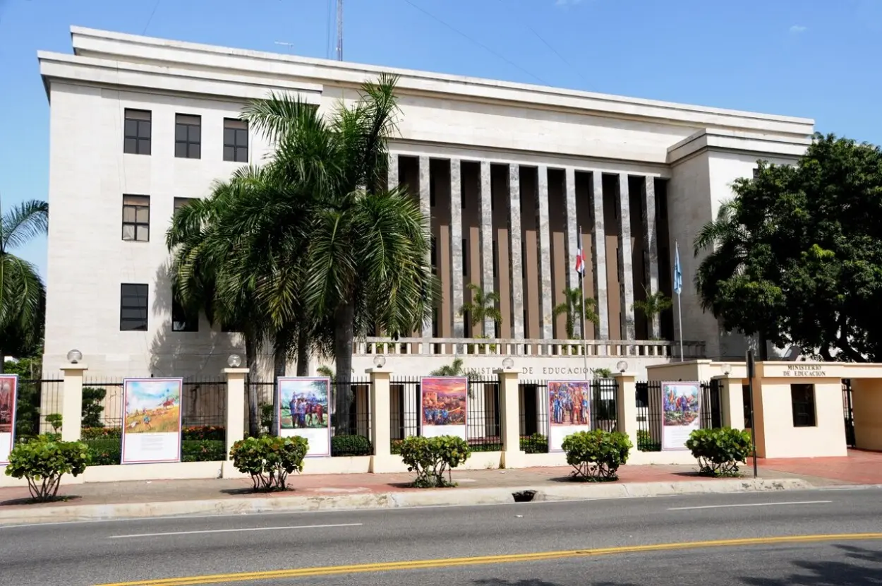 Minerd cancela directora del liceo Pedro Mir y asume gestión temporal
