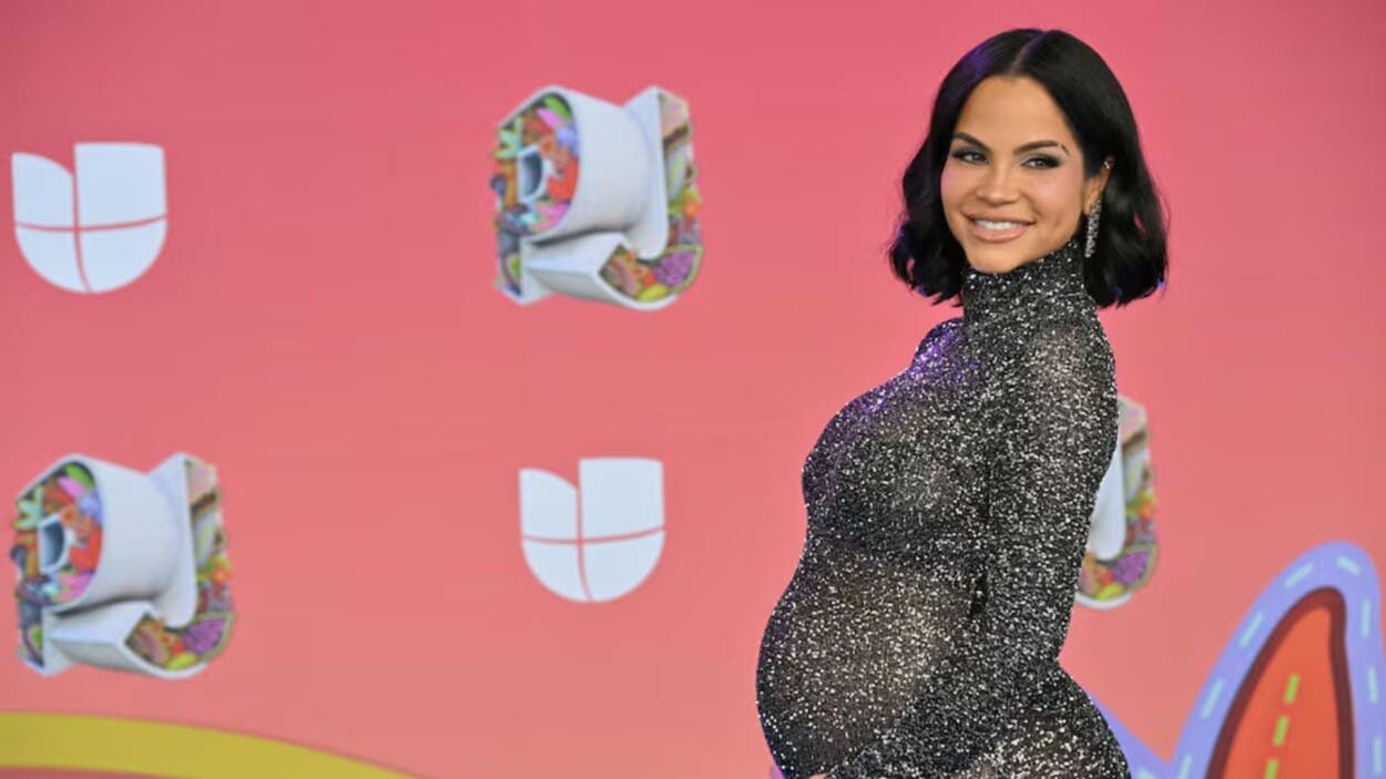 Natti Natasha revela que espera una niña en los Premios Juventud 2025