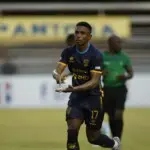 Pantoja gana quinto al hilo y se mantiene en la cima del fútbol dominicano
