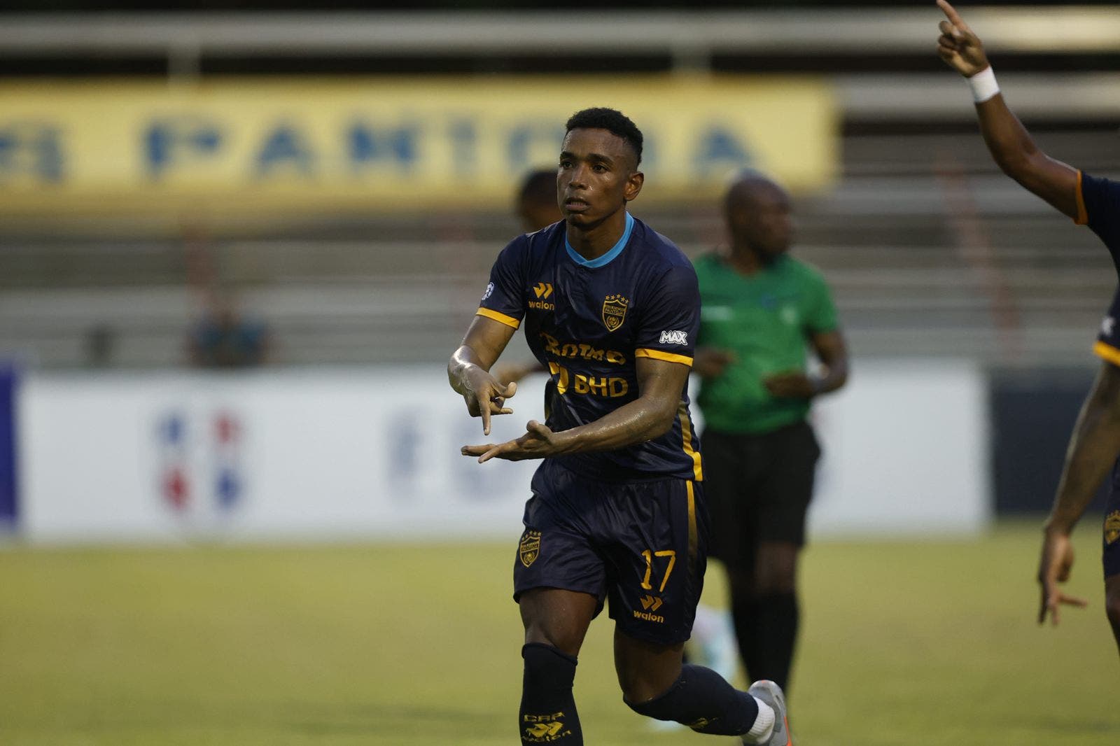 Pantoja gana quinto al hilo y se mantiene en la cima del fútbol dominicano
