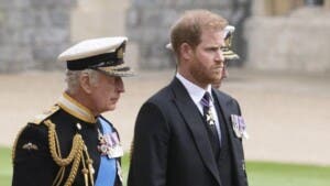 Príncipe Enrique se reencuentra con el rey Carlos III en Clarence House tras 19 meses sin verse