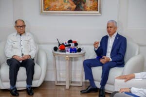 Ricardo de los Santos reitera defensa a cesantía; sindicatos dejan sin efecto llamado a vigilia