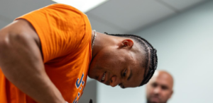 Juan Soto recibe a Residente en Citi Field y le firma su Grammy