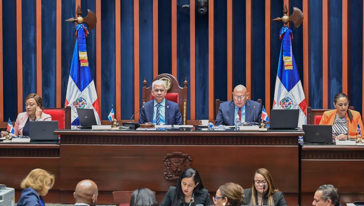 Senado da primer visto bueno a reforma laboral; no tocan cesantía
