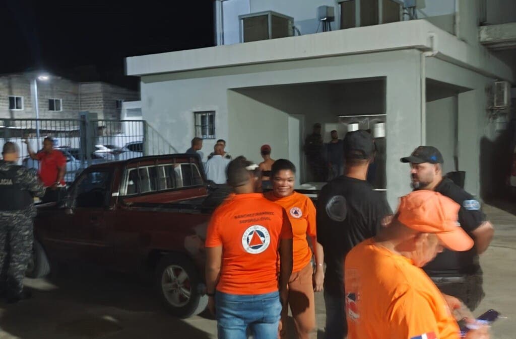 Personal de la Defensa Civil llevaron los cuerpos de los hermanos a la funeraria municipal.