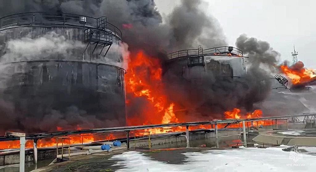 Ucrania ataca refinería clave en Rusia en medio de creciente tensión militar