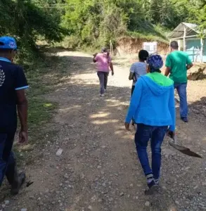 Vecinos rehabilitan tramo de carretera en Luperón