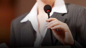 El costo de liderar: La violencia digital que enfrentan las mujeres en roles públicos