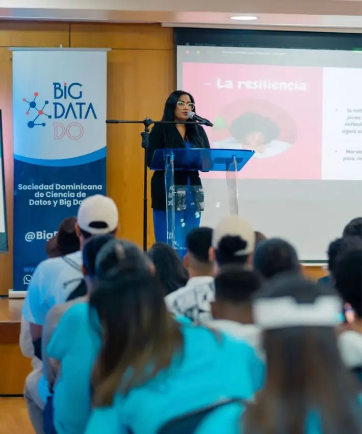 Walddy Lina Polanco imparte charla en el Datathon 2025