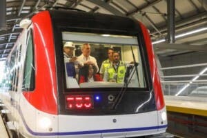 Abinader viaja en el Metro de Santo Domingo: ¿Un gesto ante las críticas?