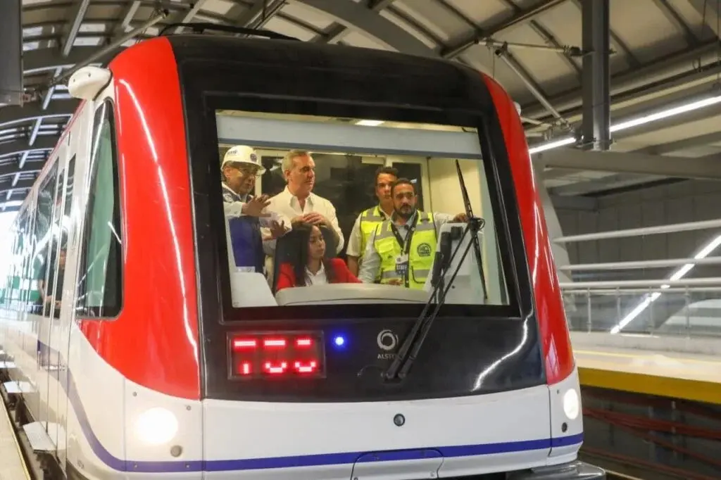 Abinader viaja en el Metro de Santo Domingo: ¿Un gesto ante las críticas?