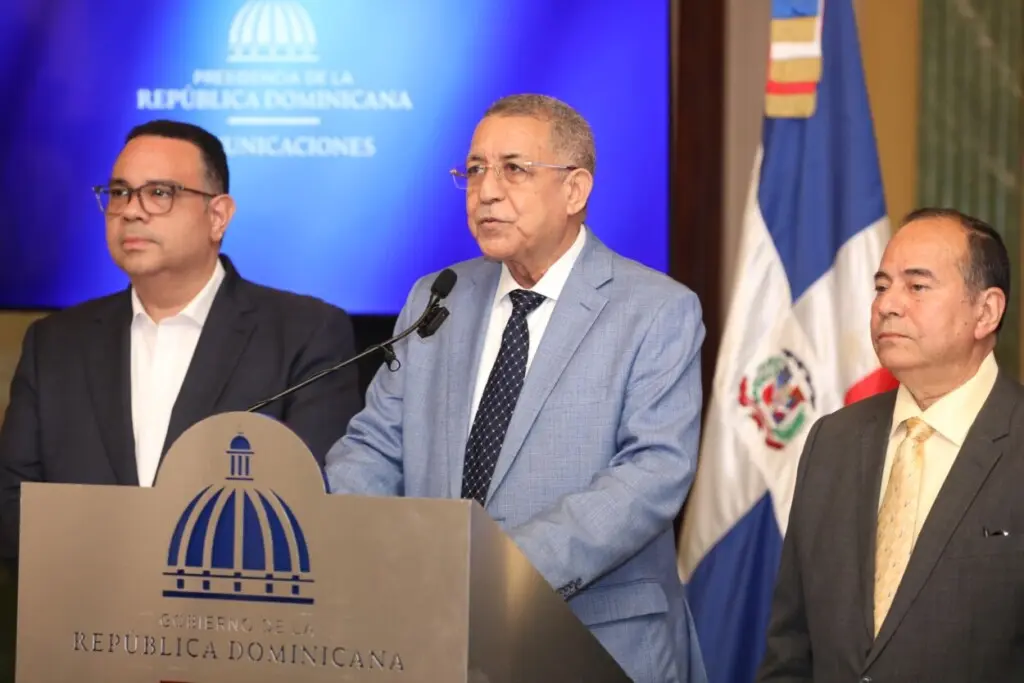 Luis Abinader ordenó que Miguel Ceara Hatton, y Edward Guzmán, entreguen a la Procuraduría un informe con las graves irregularidades detectadas en el Senasa.