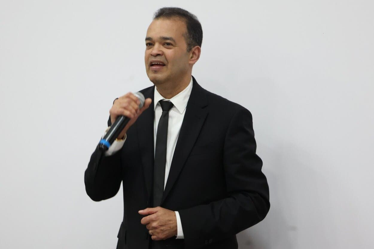 ¡Alex Bueno brilla con su nominación a los Latin Grammy 2025!