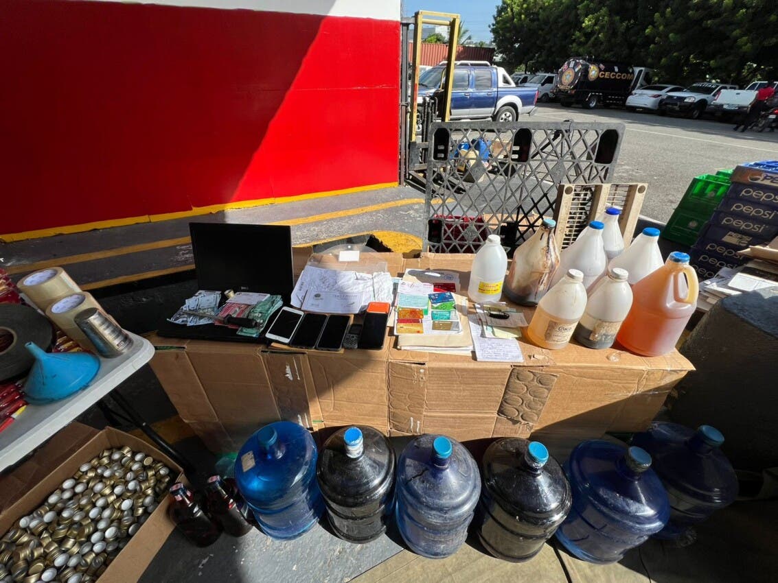 Golpe al mercado informal: CECCOM incauta 3,600 litros de clerén y miles de productos ilegales en La Pulga