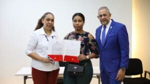 MESCyT entrega 108 nuevas becas a estudiantes meritorios para continuar su formación superior