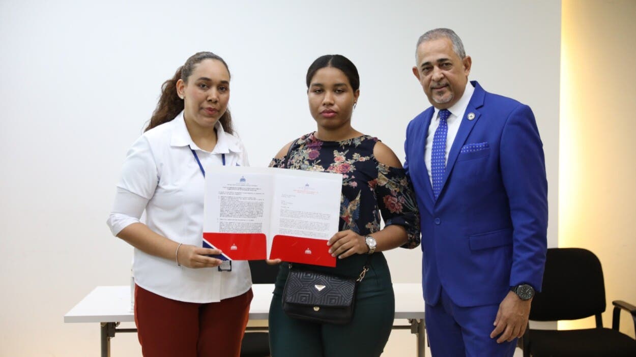 MESCyT entrega 108 nuevas becas a estudiantes meritorios para continuar su formación superior