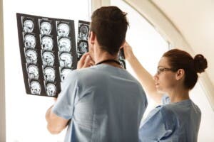 ¿Cómo afecta la desigualdad social al desarrollo cerebral de los niños?