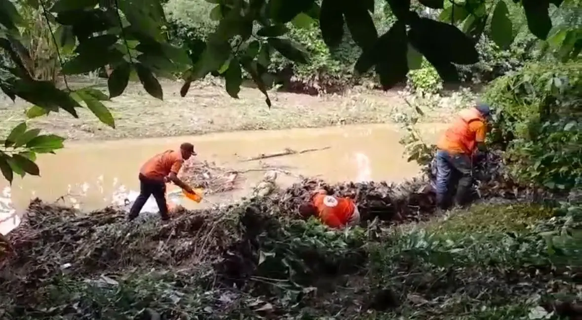 Inician rescate en La Vega de hombre arrastrado en río por lluvias