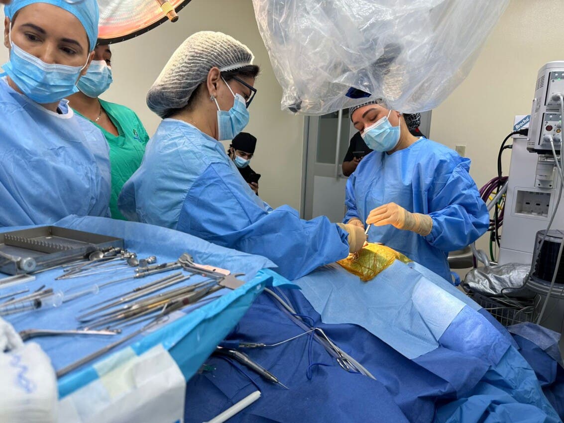Hospital Metropolitano de Santiago realiza cirugía de implante coclear