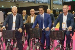 ¡Captado! David Collado llega en bicicleta a la feria Top Resa