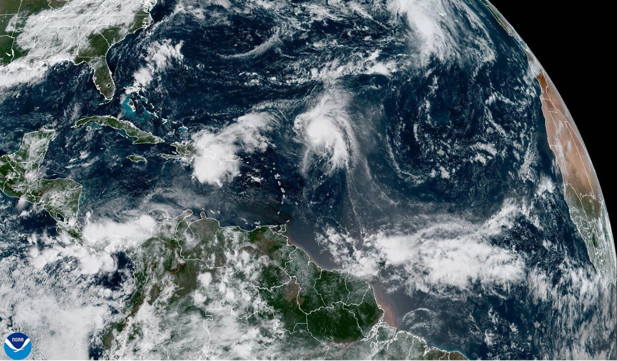 Humberto se fortalece en el Atlántico mientras Gabrielle se debilita