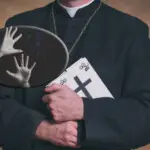 Suspenden a sacerdote acusado de abusos a dos hermanas en Mao