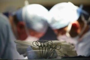 Cárcel para cirujano británico que se amputó las piernas para cobrar un seguro