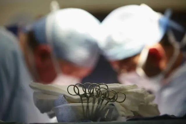 Cárcel para cirujano británico que se amputó las piernas para cobrar un seguro