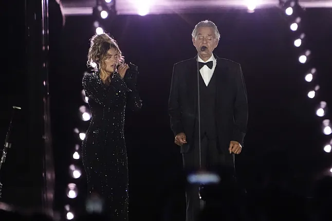 Karol G brilla en histórico concierto en el Vaticano junto a Andrea Bocelli y Phar rell Williams