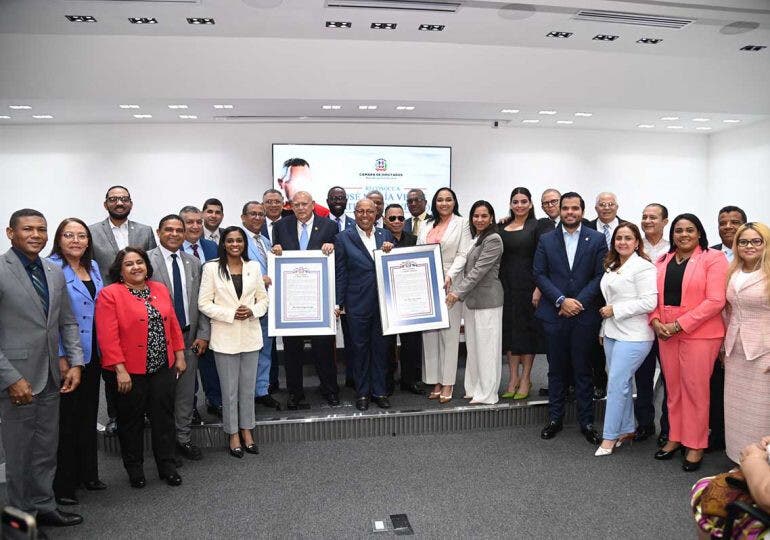 Cámara de Diputados reconoce al neurocirujano José Antonio Peguero Calzada y al cantante de bachata Joe Veras