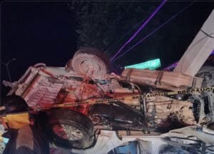 Identifican adolescentes muertos en choque camioneta contra poste en avenida de Santiago