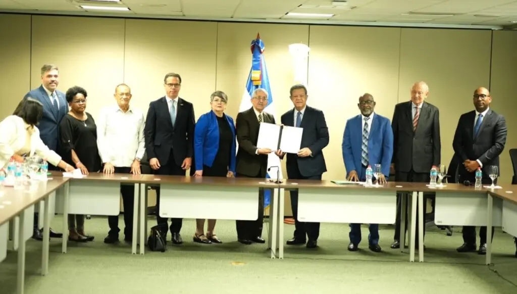 El expresidente Leonel Fernández recibe de Rafael Toribio y otros miembros, el informe del CES sobre la crisis haitiana