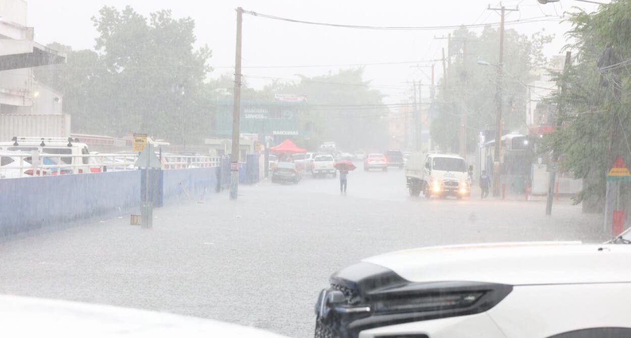 Lluvias siguen esta tarde, pero disminuirán en la noche