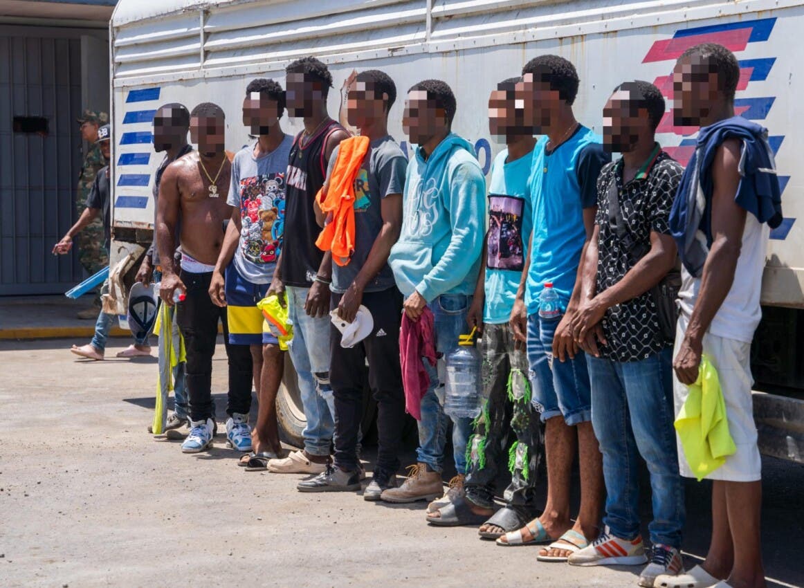¡En un día! Migración deporta 1,174 haitianos indocumentados y detiene a 886
