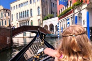 Niña trepa sobre una escultura en Italia y causa daños valorados en 30.000 euros