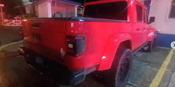Recuperan vehículo robado de una villa en Jarabacoa y arrestan a dos implicados