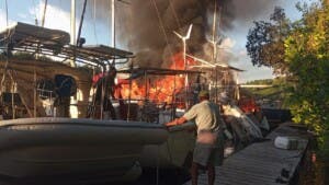 Incendio en muelle de Cumayasa: Velero ‘Serafín’ en llamas