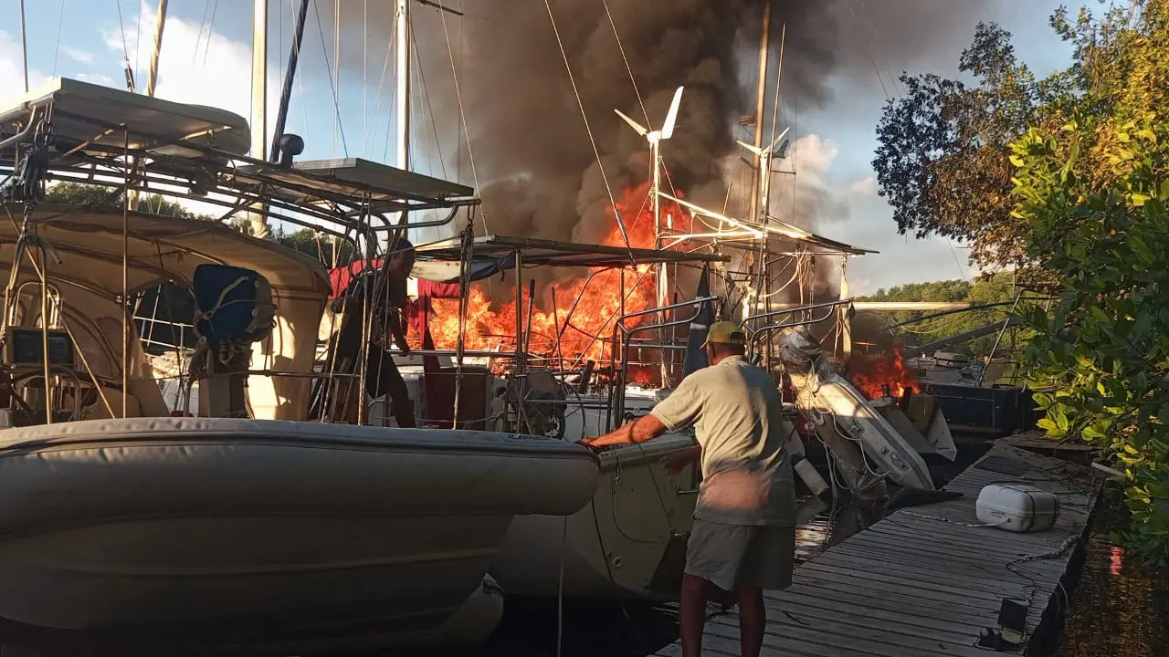 Incendio en muelle de Cumayasa: Velero ‘Serafín’ en llamas