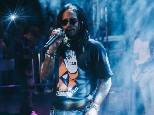 Vakeró se cae en pleno show y preocupa a sus fanáticos