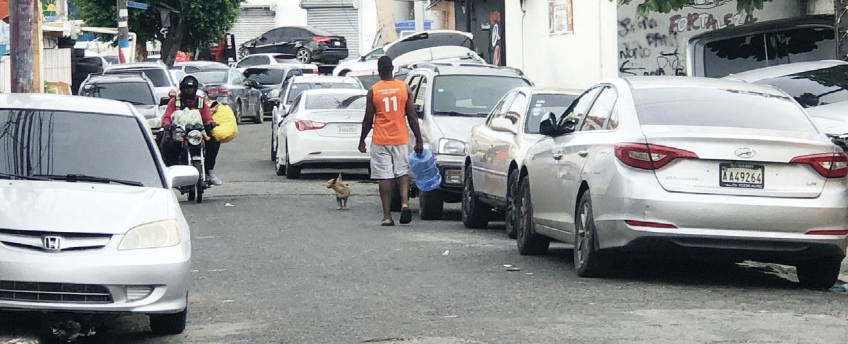 La guerra del estacionamiento en Santo Domingo: un problema diario