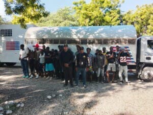 Ejército detiene a 60 haitianos indocumentados en operativo fronterizo en Jimaní Ejército detiene a 60 haitianos indocumentados en operativo fronterizo en Jimaní