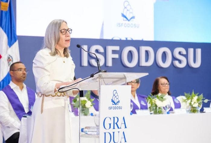 El ISFODOSU celebra investidura 2025 con más de mil graduados de excelencia