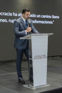 Presentan libro Apocalipsis Democrático