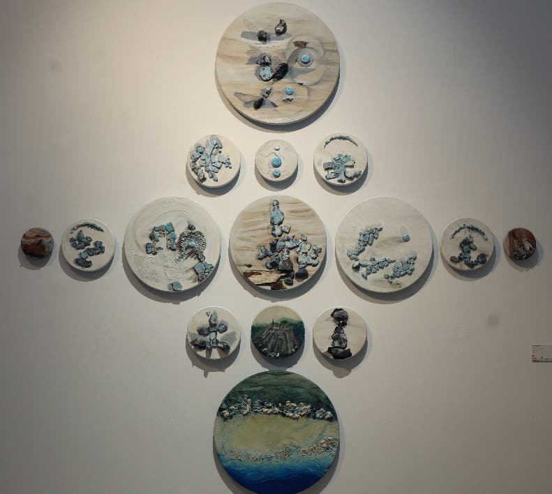 Imagen de la pieza “Tras la veta azul”, Cruz María Dotal en la Bienal de Arte, Plaza de la Cultura./Foto Olga De la Cruz.